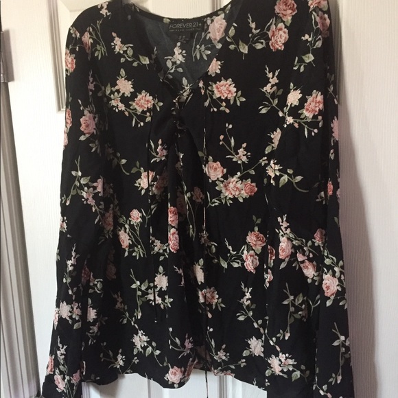 — Tops - Floral LaceUp Top Bell Sleeve Loose fit